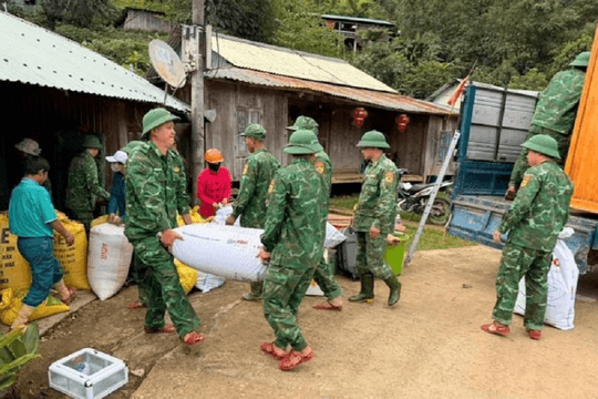 Đà Nẵng: Hàng loạt vết nứt lớn trên núi Pơrlai, 40 hộ dân được di dời đến nơi an toàn