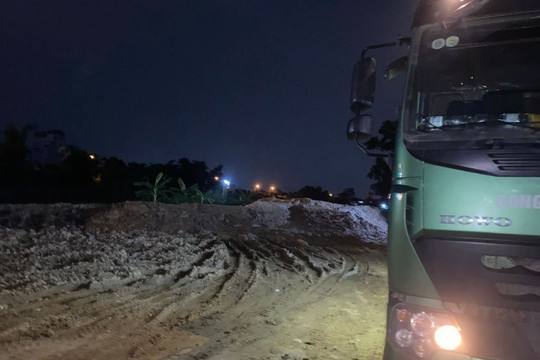 Hà Nội: Kịp thời ngăn xe tải đổ trộm đất thải trong đêm tại xã Thiên Lộc