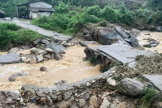 Mưa lớn kéo dài, hàng trăm địa bàn ở 7 tỉnh, thành đối mặt nguy cơ lũ quét, sạt lở