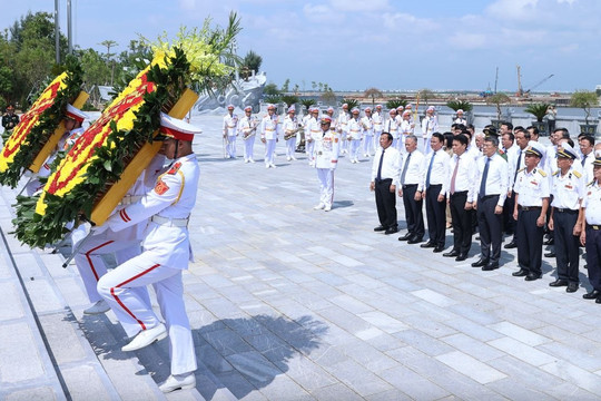 Thủ tướng dâng hương tưởng niệm tại Di tích Quốc gia đặc biệt Đường Hồ Chí Minh trên biển