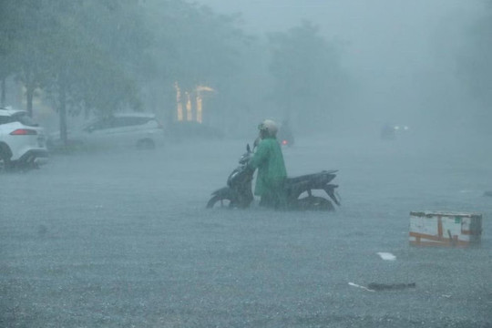 Mưa lớn dịch chuyển bất thường, miền Trung gia tăng nguy cơ ngập lụt, sạt lở