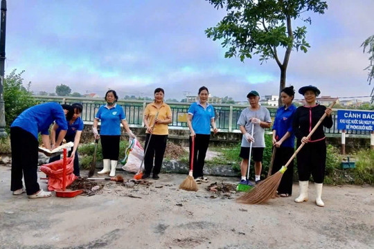 Nghệ An: Người dân Thành Vinh hưởng ứng Ngày Chủ nhật xanh, dọn vệ sinh môi trường sau mưa lũ