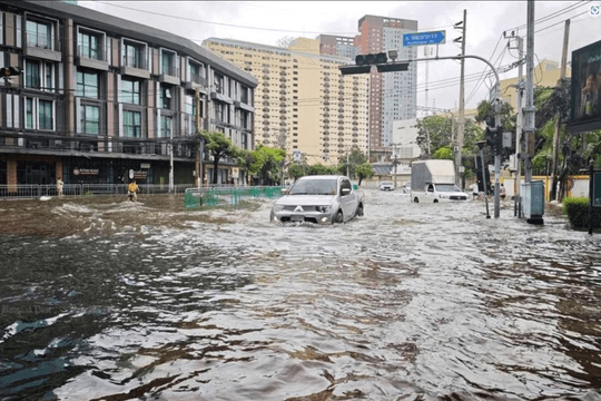 Thái Lan: Mưa lớn kéo dài gây ngập diện rộng tại Bangkok, gần 5.000 người phải sơ tán