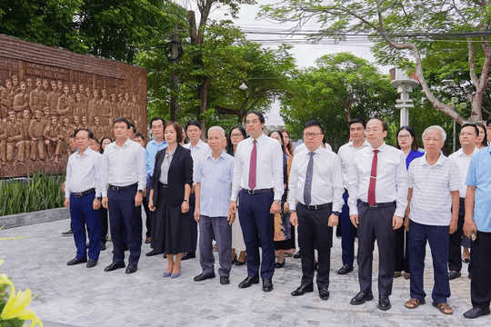 Dâng hương tưởng nhớ nhà báo Huỳnh Thúc Kháng và các thế hệ nhà báo cách mạng