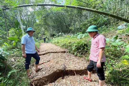 Thanh Hóa khẩn cấp ứng phó sạt lở đồi, di dời người dân khỏi vùng nguy hiểm
