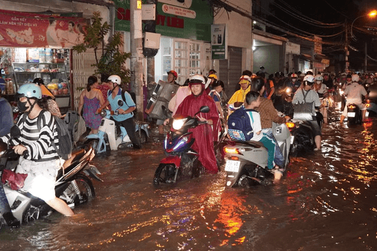 TP. Hồ Chí Minh đối mặt nguy cơ ngập khi mưa lớn kết hợp triều cường