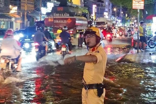 Mưa lớn gây ngập cục bộ, TP Hồ Chí Minh liên tiếp xảy ra cháy