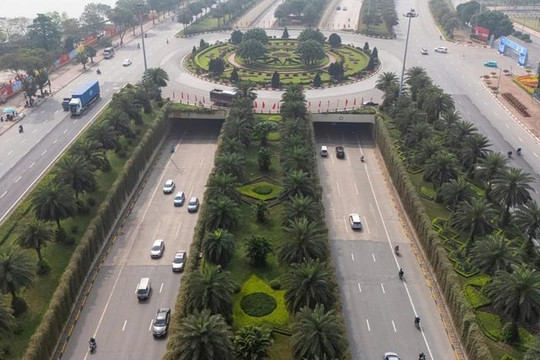 Hà Nội thí điểm phủ xanh trụ đường sắt trên cao, hầm chui và nhà chờ xe buýt