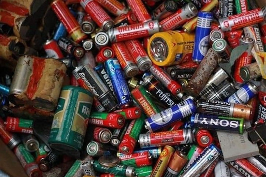 Pin lithium-ion trong rác thải: Mối nguy âm ỉ gây cháy tại các cơ sở xử lý rác