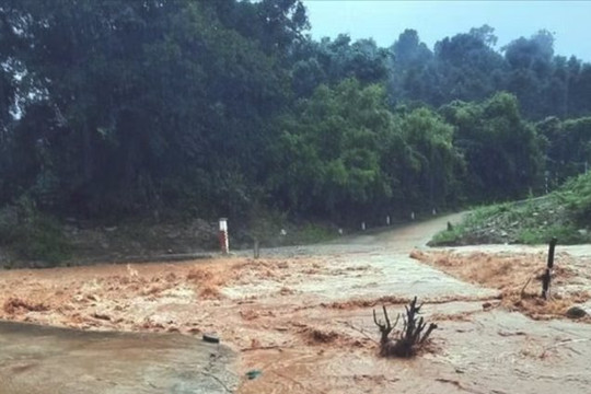 Miền Trung mưa lớn trên 200mm, cảnh báo lũ quét và sạt lở đất