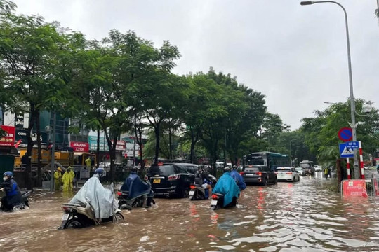 Mưa lớn kéo dài, hàng loạt xã phường ở Trung Bộ nguy cơ lũ quét, sạt lở