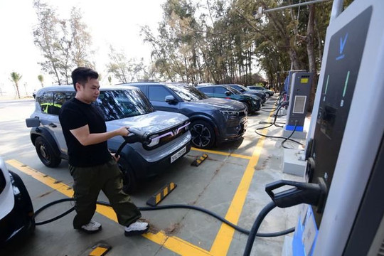 Thụy Sĩ phát triển công nghệ sạc pin xe buýt qua bánh xe