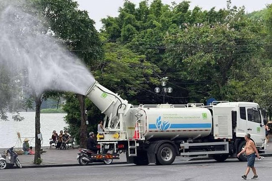 Hà Nội thử nghiệm giải pháp phun sương, rửa đường để giảm bụi