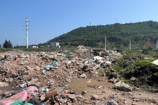 Phường Nghi Sơn (Thanh Hóa): Cần có biện pháp xử lý dứt điểm tập kết rác thải không đúng nơi quy định