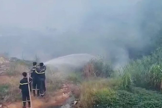 Phú Thọ triển khai phương án dập cháy, ngăn cháy lan tại bãi rác Núi Bông