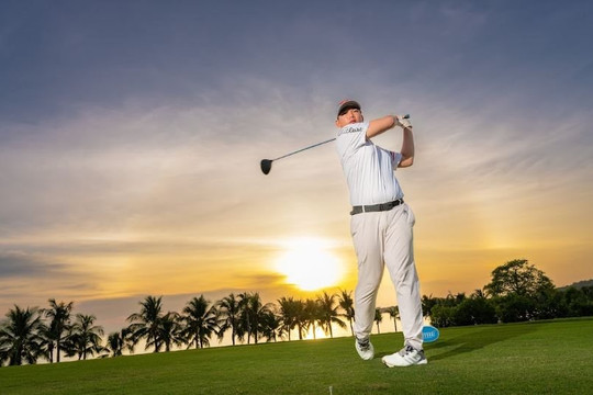 Vì sao chơi golf đêm đang trở thành một trải nghiệm đáng thử tại Phú Quốc?