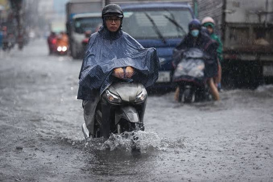 TP.HCM chiều tối có nơi mưa lớn 60 mm, cảnh báo ngập vùng ven biển