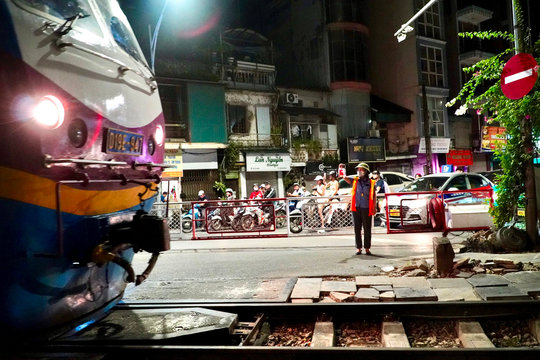 “Bóng hồng” nơi gác chắn đường sắt