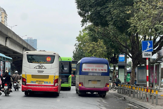 Xe khách vô tư đón, trả khách tại lối vào cao tốc Vành đai 3: Tiện lợi cho ai, nguy hiểm cho ai?
