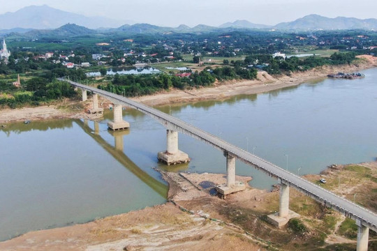 Phú Thọ: Phát hiện vụ chôn lấp hơn 159 tấn chất thải xây dựng ven đê sông Lô