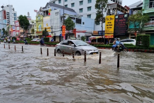 TP Hồ Chí Minh giảm mưa, triều cường vượt báo động III