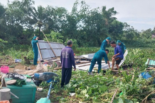 An Giang: Gần trăm căn nhà sập, tốc mái vì giông lốc