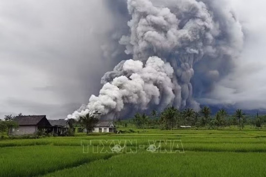 Núi lửa phun trào, Indonesia ghi nhận hai trận động đất mạnh
