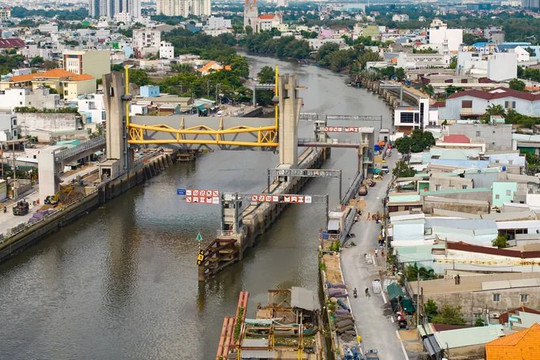 TPHCM: Đồng bộ hệ thống kiểm soát triều, khép kín tuyến ngăn ngập